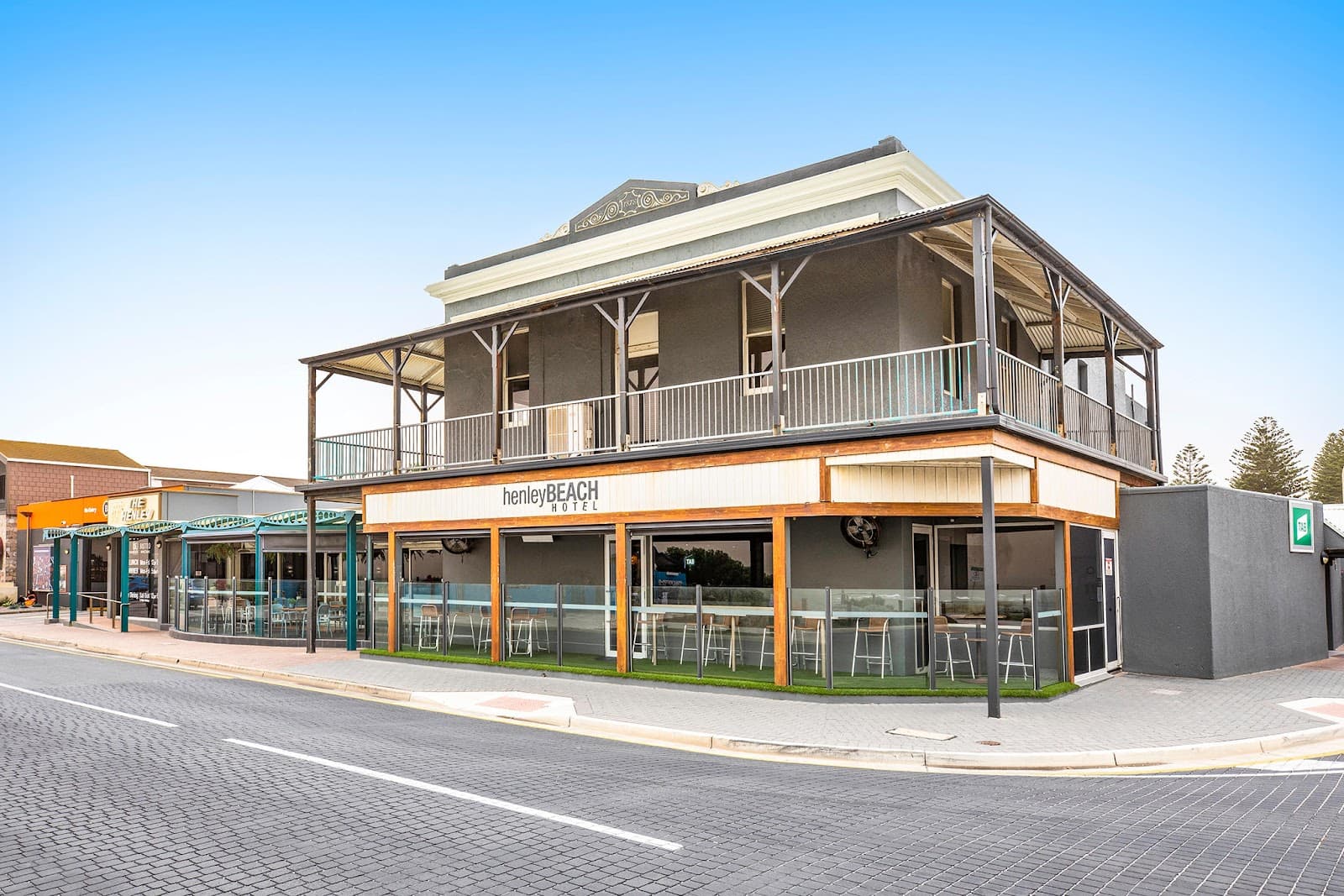 Henley Beach Hotel — Henley Beach, Adelaide