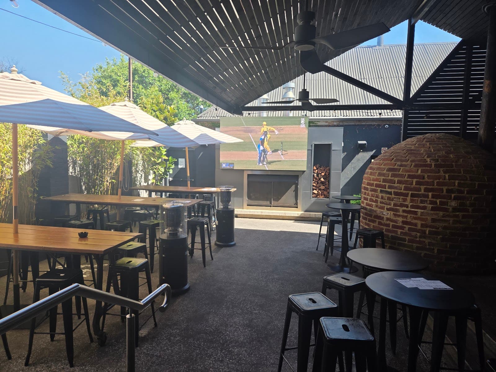 Queen's Head Hotel — Hindmarsh, Adelaide