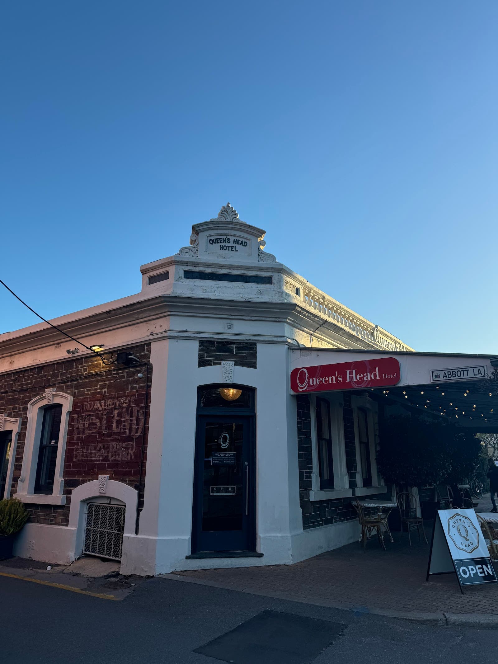 Queen's Head Hotel — Hindmarsh, Adelaide